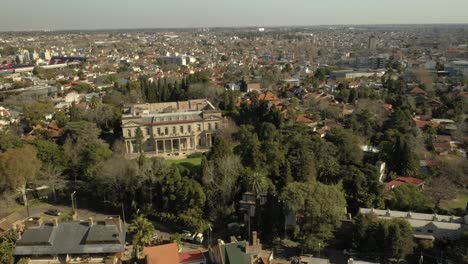 filmación con drones del palacio sans souci, o palacio sans souci, en buenos aires argentina en 4k