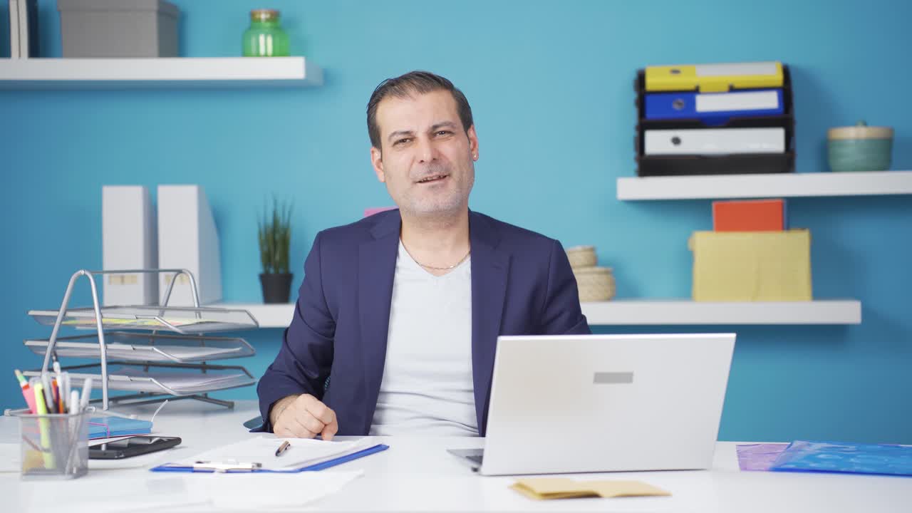 hombre de negocios hablando por facetime a través de la cámara.