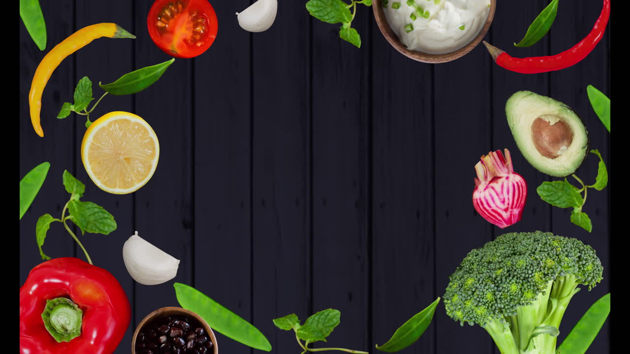 animación de verduras en fondo negro con espacio de copia