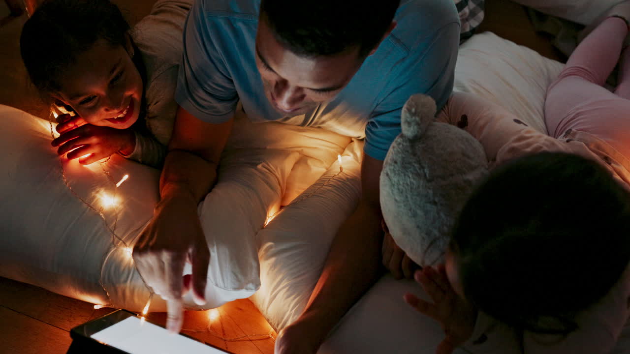 태블릿, 아버지가 여자 아이들에게 읽어주는 것