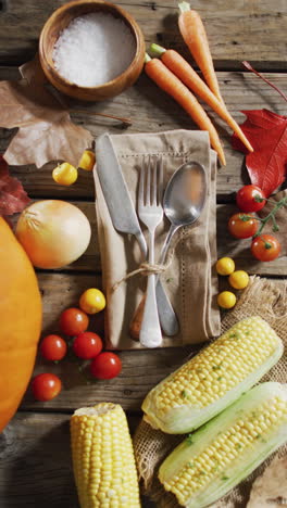 video vertical de cierre de cubiertos y productos de otoño de halloween en un fondo rústico