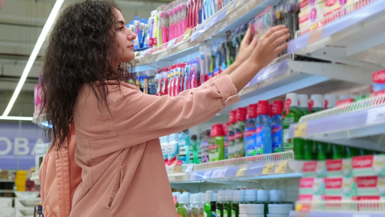 mujer comprando productos de higiene dental en un supermercado