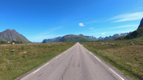 punto de vista del vehículo conduciendo un coche en una carretera en noruega
