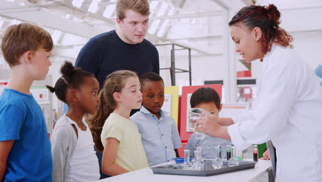 A-Los-Niños-Y-Al-Maestro-Se-Les-Muestra-Un-Experimento-En-Un-Centro-De-Ciencias.