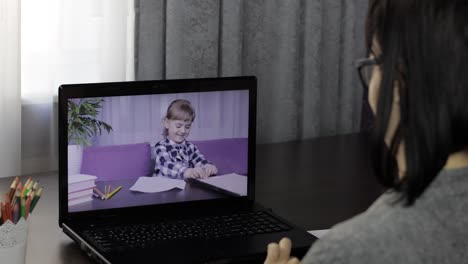 la maestra hace una llamada de video en la computadora portátil con los niños del alumno. educación a distancia