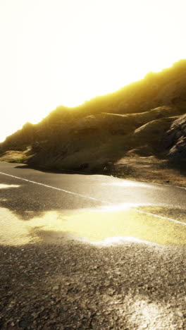 viaje por carretera panorámico a través del paisaje montañoso al atardecer