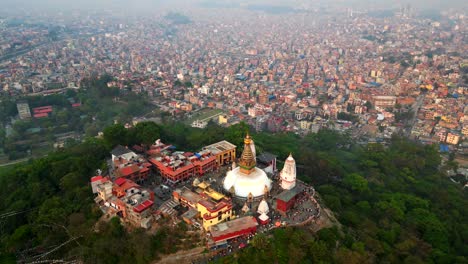 ángulo ancho estableciendo disparo de avión no tripulado swayambhunath en el valle de katmandu