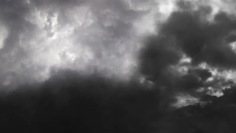 tormenta eléctrica y nubes grises en el cielo