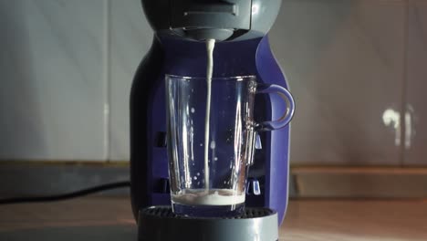 hacer capuchino en una mashine de café