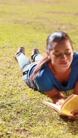 mujer leyendo en el parque