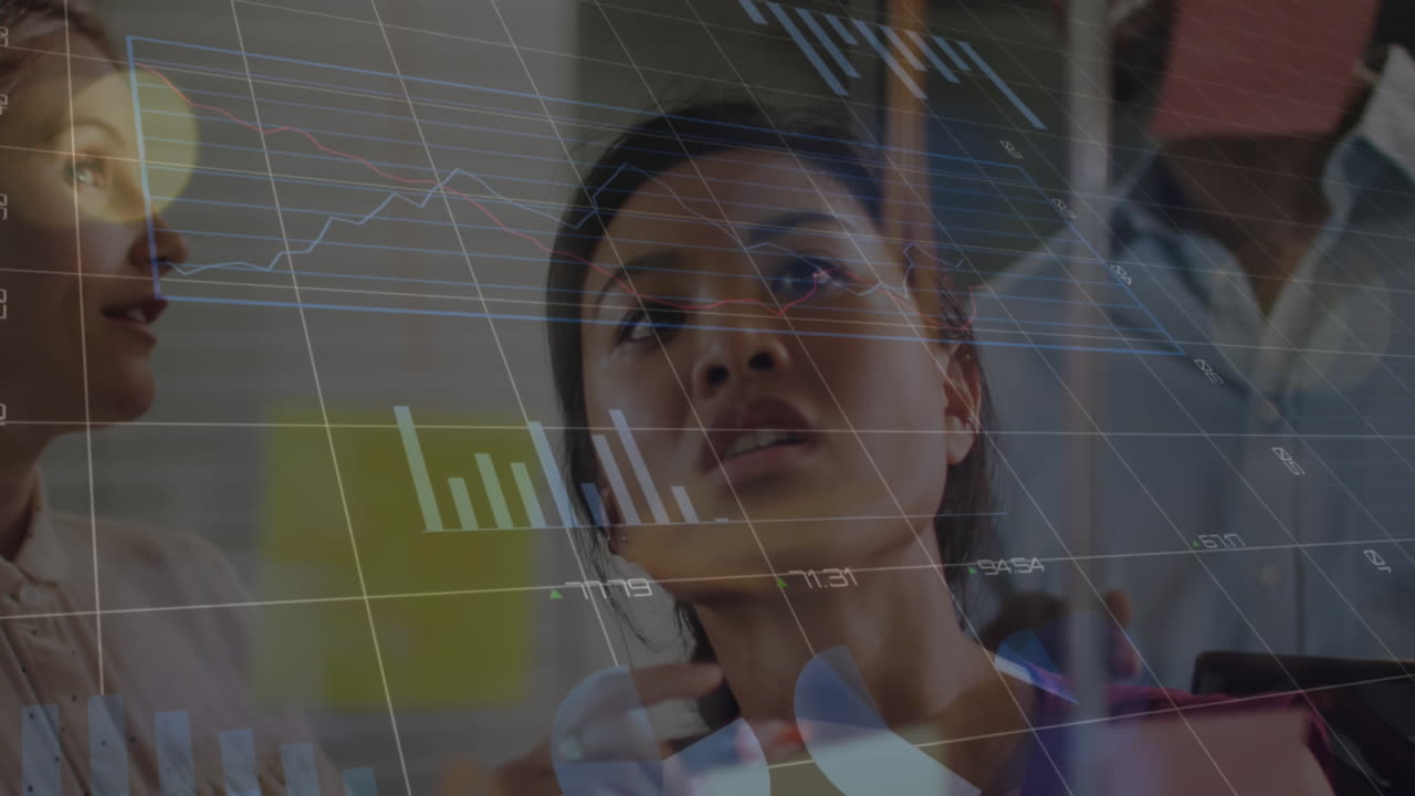 animación del procesamiento de datos estadísticos sobre diversos colegas que discuten sobre notas de memorando en la oficina