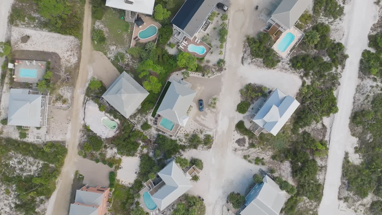 플로리다 주 케이프 샌 블라스 (cape san blas) 의 아파트 위를 떠다니는 드론