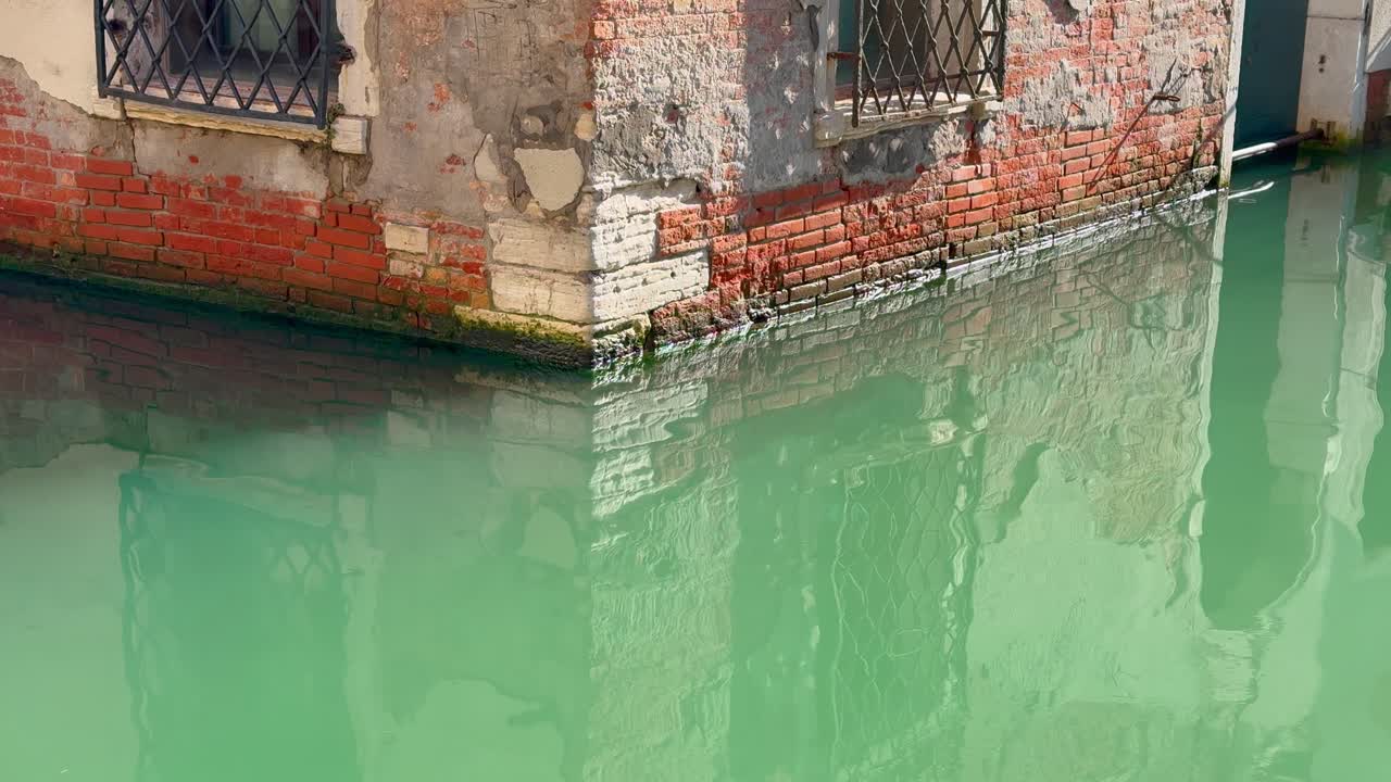 Canale d'acqua a Venezia, Italia, in una giornata di sole. Video in slow motion 24p registrato a 60p.