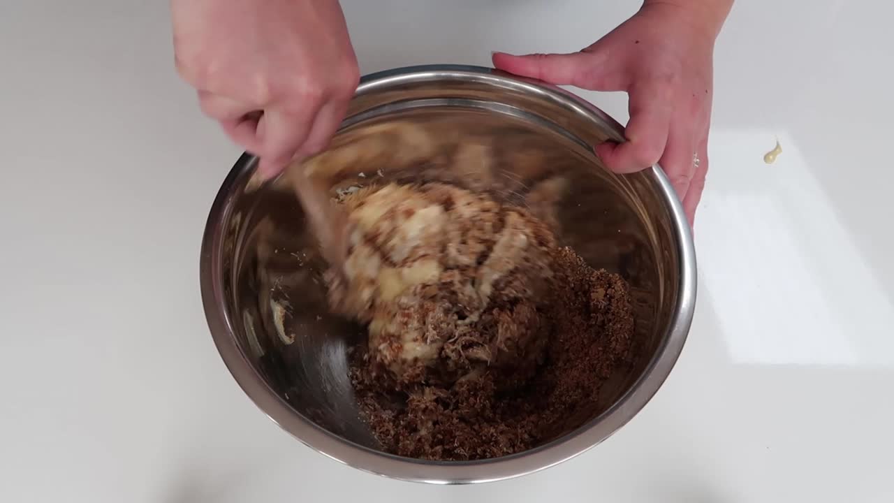 Mescolare ingredienti secchi e umidi per fetta dessert.