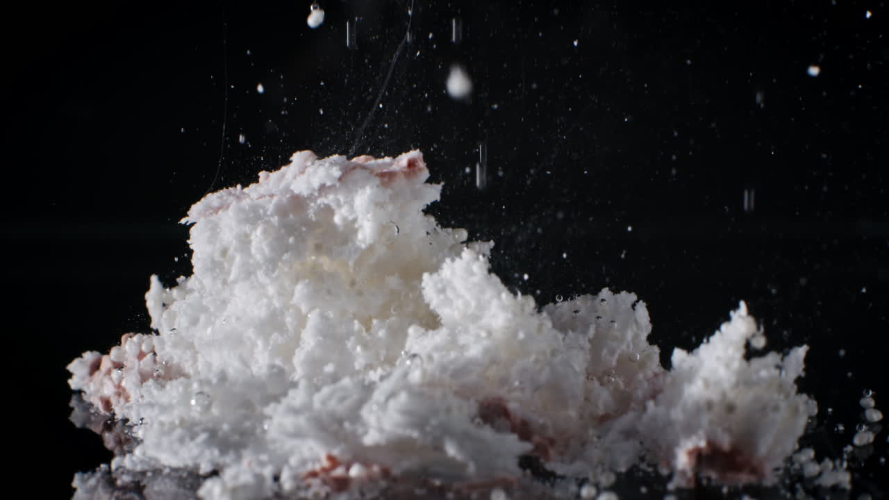 таймлапс растворения красной капсулы с лекарством в воде, как разлагающаяся капсула с лекарством в желудке и кишечнике