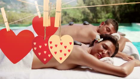 pareja feliz acostada con masaje de piedras calientes durante las vacaciones para el día de san valentín