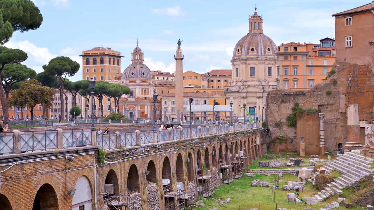 Řím, Itálie – 15. srpna 2022: Pohled na Forum Romanum obklopené ruinami několika významných starověkých vládních budov