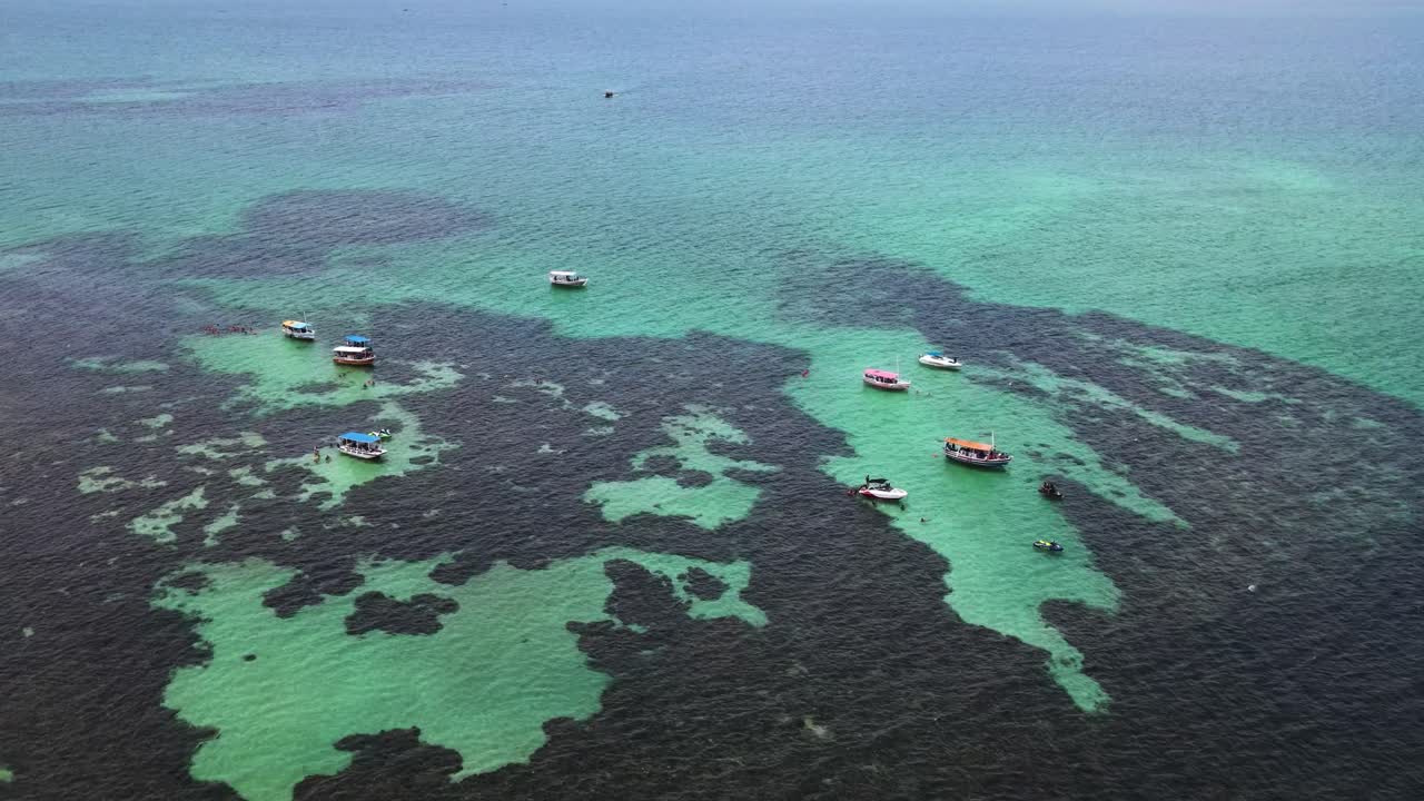 vista aérea del arrecife de piscinas naturales con barcos turísticos