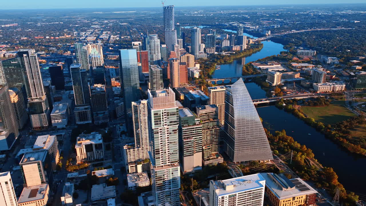 Austin, EE. UU., 21 de noviembre de 2025: Impresionante paisaje de rascacielos del centro de Austin, Texas, EE. UU. Muchos coches circulan por los puentes que cruzan el río Colorado. Vista aérea.