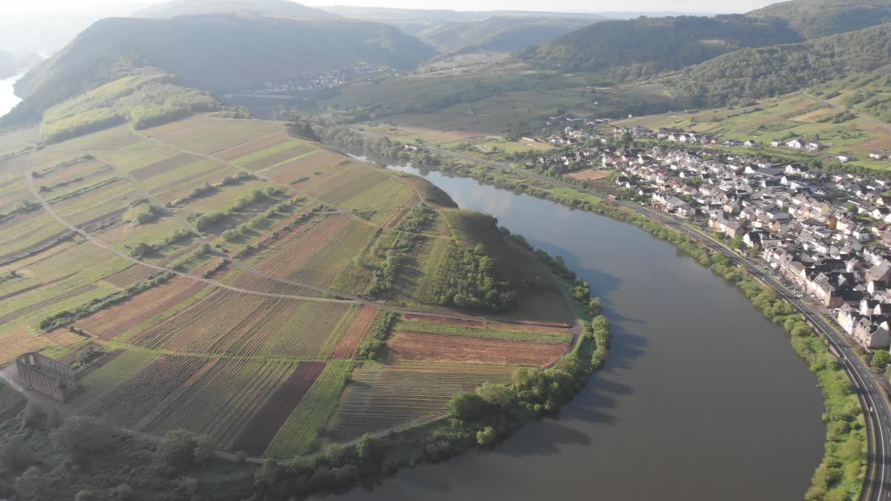 Vista aerea panoramica con drone da destra a sinistra che si affaccia sull'ansa del fiume Mosella, vicino al villaggio di Bremm, nella Valle della Mosella.