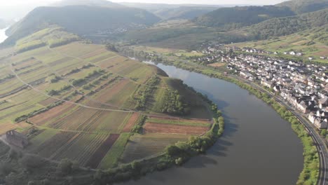 Panorámica-Vista-Aérea-De-Drones-De-Derecha-A-Izquierda-Con-Vistas-A-La-Curva-Del-Río-Mosela-Junto-Al-Pueblo-De-Bremm-En-El-Valle-De-Mosel-