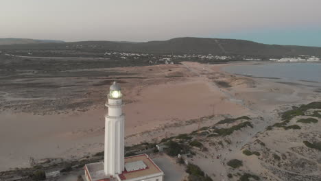 Luftaufnahme-Des-Leuchtturms-Von-Cape-Trafalgar-Bei-Sonnenuntergang