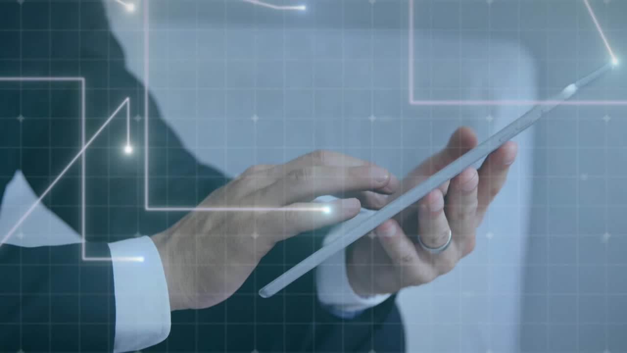 animación de puntos que forman líneas sobre la sección media del hombre de negocios que se desplaza en una tableta digital
