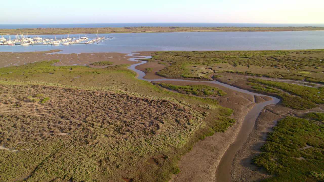 pantanos y marea baja al atardecer