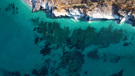 Maravillas-Subacuáticas-De-Lukova-Hermoso-Mar-Azul-Profundo-Y-Costa-Rocosa,-Que-Revela-El-Enigmático-Mundo-Submarino-De-Intrincadas-Rocas