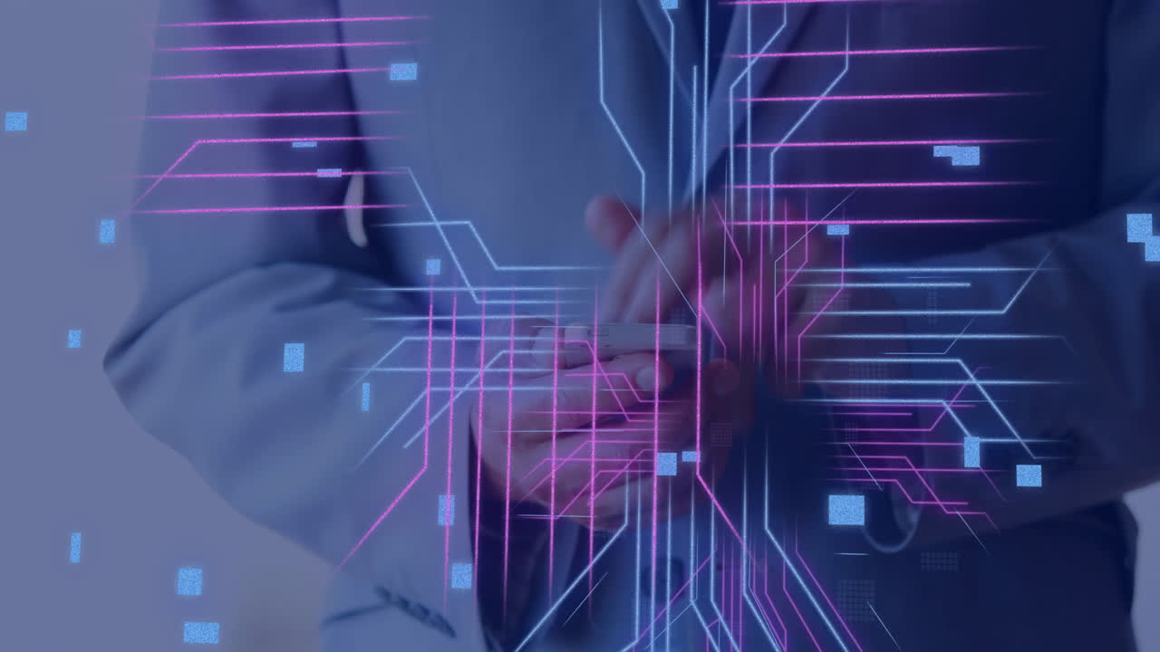 animación de una placa de circuitos con procesamiento de datos sobre un hombre caucásico usando un teléfono inteligente