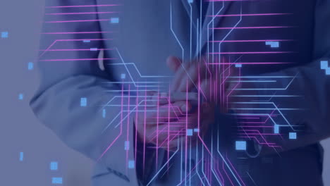 animación de una placa de circuitos con procesamiento de datos sobre un hombre caucásico usando un teléfono inteligente