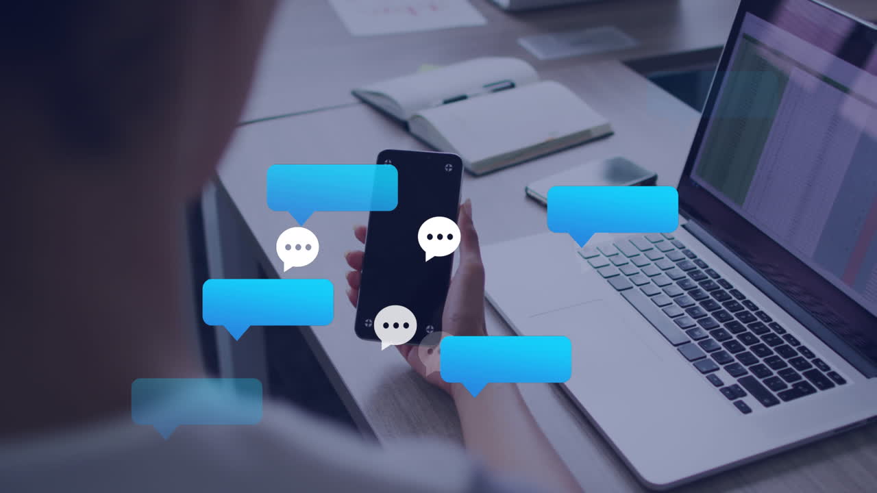 анимация икон социальных сетей на заднем плане женщины, использующей смартфон с копировальным пространством в офисе.