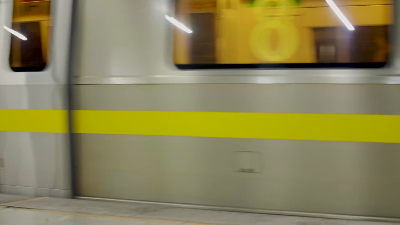 la línea amarilla del metro de delhi llega a la estación.