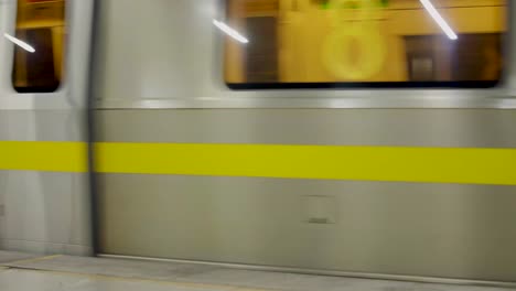 Yellow-line-delhi-metro-reaching-to-station