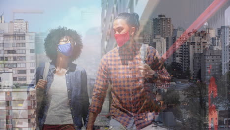 pareja afroamericana con máscara facial tomados de la mano caminando por la calle contra el paisaje urbano
