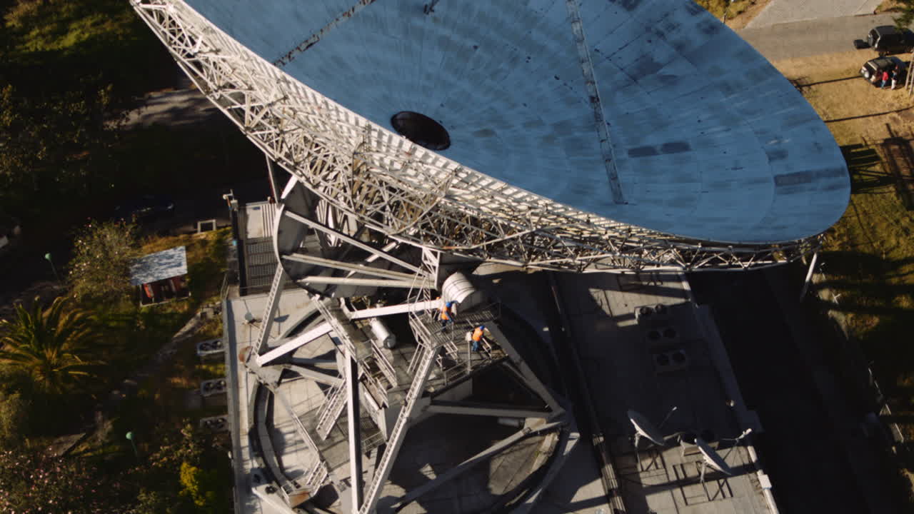 산에 있는 큰 통신 안테나