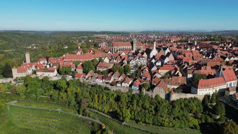 Murallas-De-La-Ciudad-De-Rothenburg-Ob-Der-Tauber-Y-Ciudad-Medieval-En-Una-Calle-Romántica-En-Baviera,-Alemania---Antena-4k