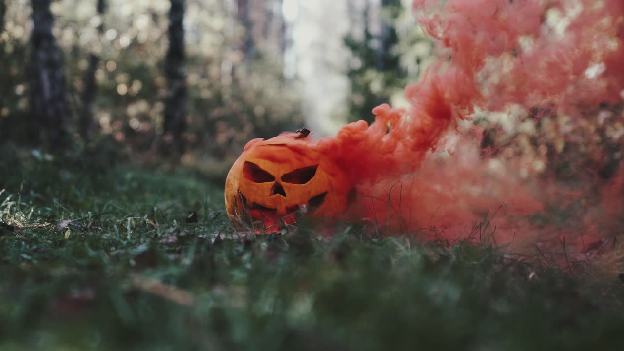 imágenes 4k de bomba de humo dentro de jack-o'-lantern