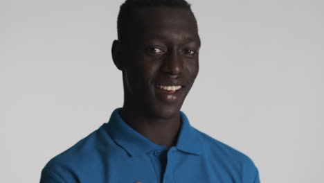 un hombre afroamericano con un fondo gris.