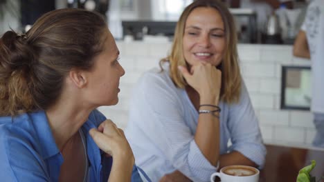 dos amigas disfrutando del café.