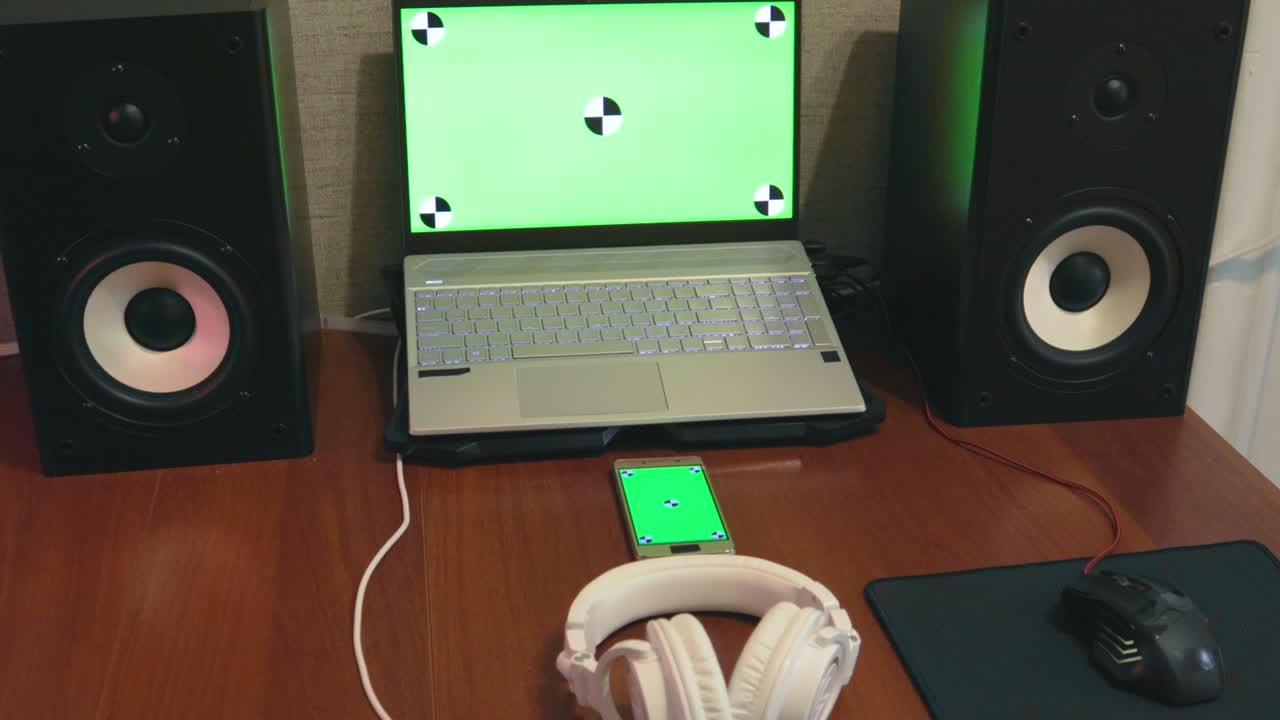 estudio de música en el hogar lugar de trabajo maqueta chroma clave auriculares altavoces aplicación