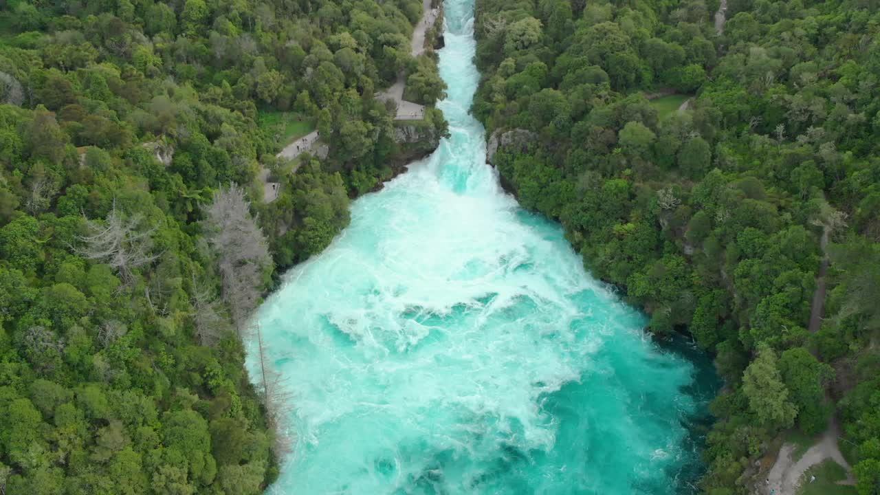 RALLENTATORE - Ripresa aerea delle Cascate Huka da lontano, Nuova Zelanda