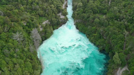 Cámara-Lenta---Toma-Aérea-De-Huka-Falls-Desde-La-Distancia,-Nueva-Zelanda