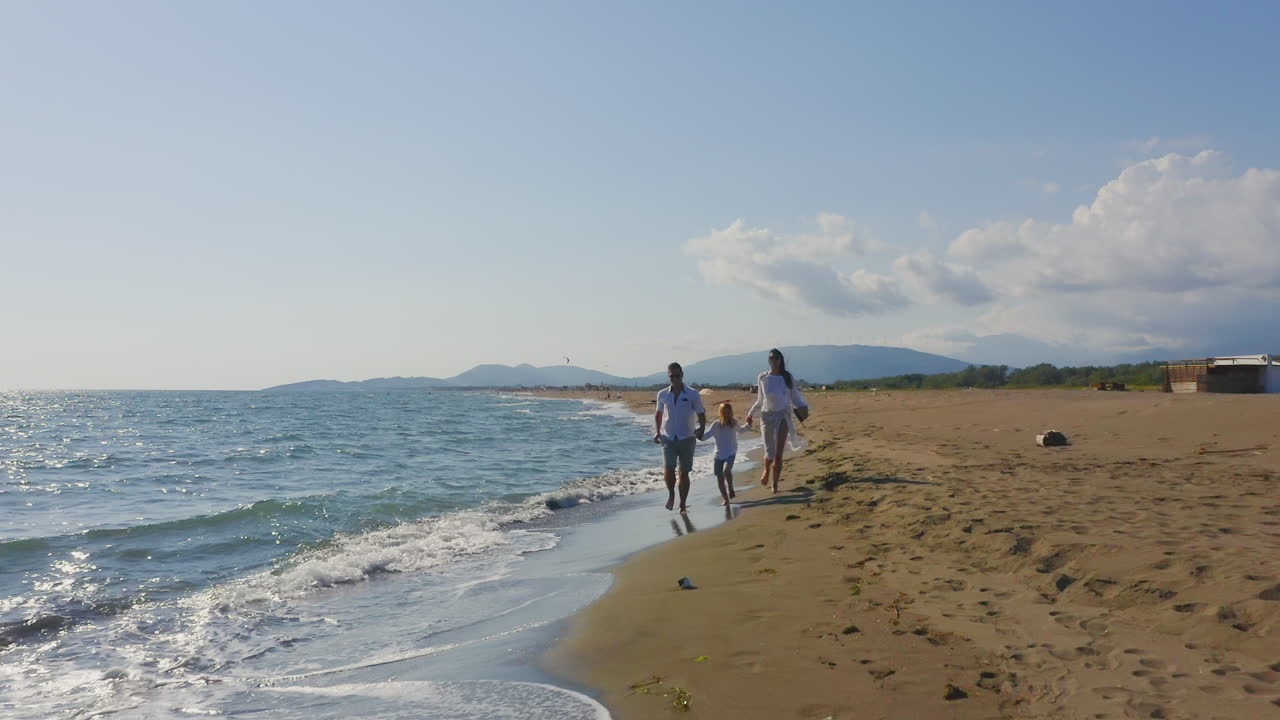 해변 을 산책 하는 가족