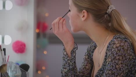 Teenager-Mädchen-Blickt-Im-Schlafzimmer-Zu-Hause-In-Den-Spiegel-Und-Trägt-Augen-Make-up-Auf---Aufnahme-In-Zeitlupe