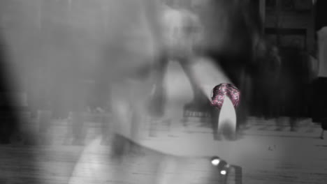 cerca de una mujer fumando un cigarrillo contra el ciudadano caminando