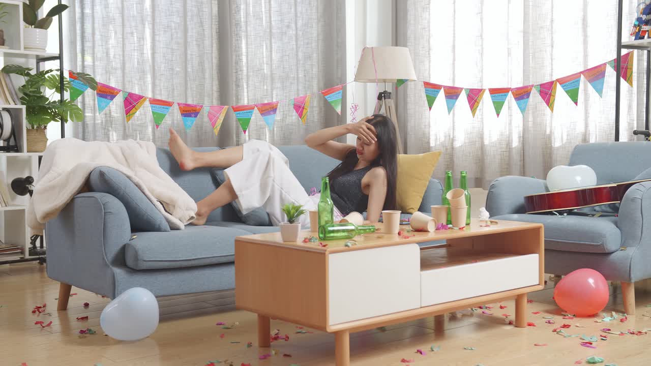 파티 후 슬픈 여자