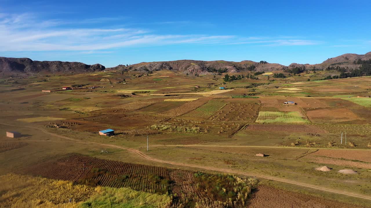panorama de establecimiento aéreo de las tierras de cultivo rurales en bolivia cerca de las montañas de los andes