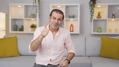 el hombre que promueve está mirando a la cámara con sorpresa.
