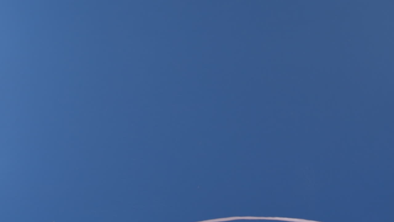 se ven dos rollos de papel higiénico volando uno frente al otro frente a una pantalla azul